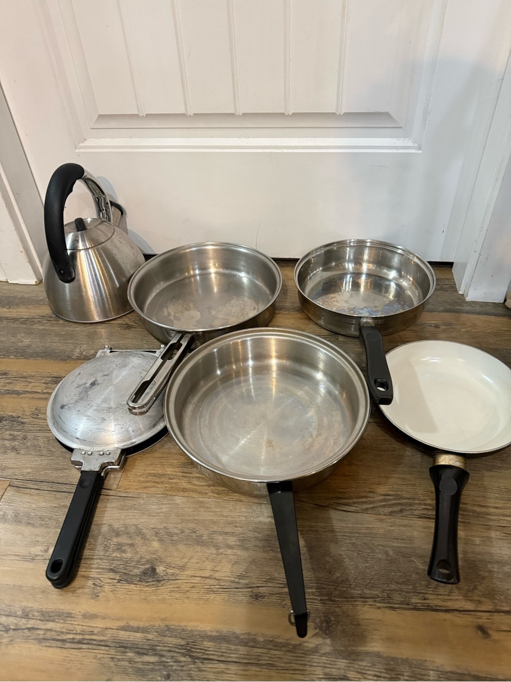 Stainless Steel Frying Pans and Kettle Set in Silver
